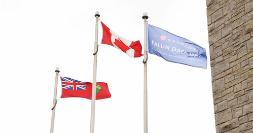 Thị trấn Canada treo cờ Pháp Luân Đại Pháp để kỷ niệm Ngày 13/5 —Thị trưởng: “Một tương lai tốt đẹp hơn sẽ đến”